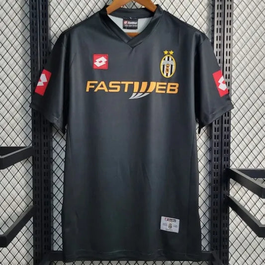 01/02 Juventus Away kit